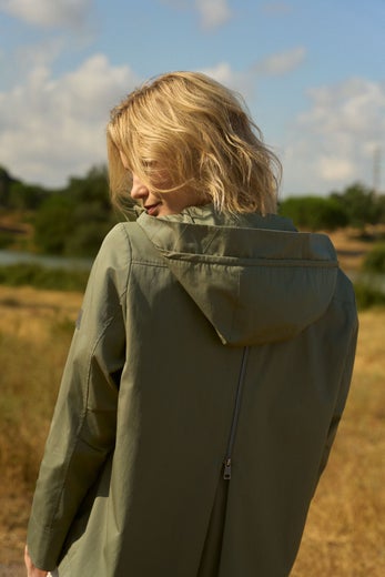 Välikausitakki, Barbara Lebek